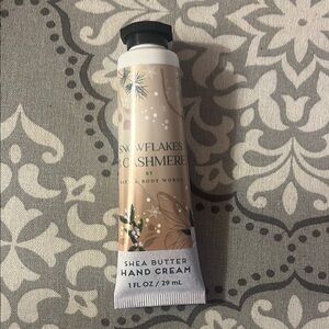 ✨Bath & Body Works Snowflakes & Cashmere Shea Butter Hand Cream -Cream and Gold✨